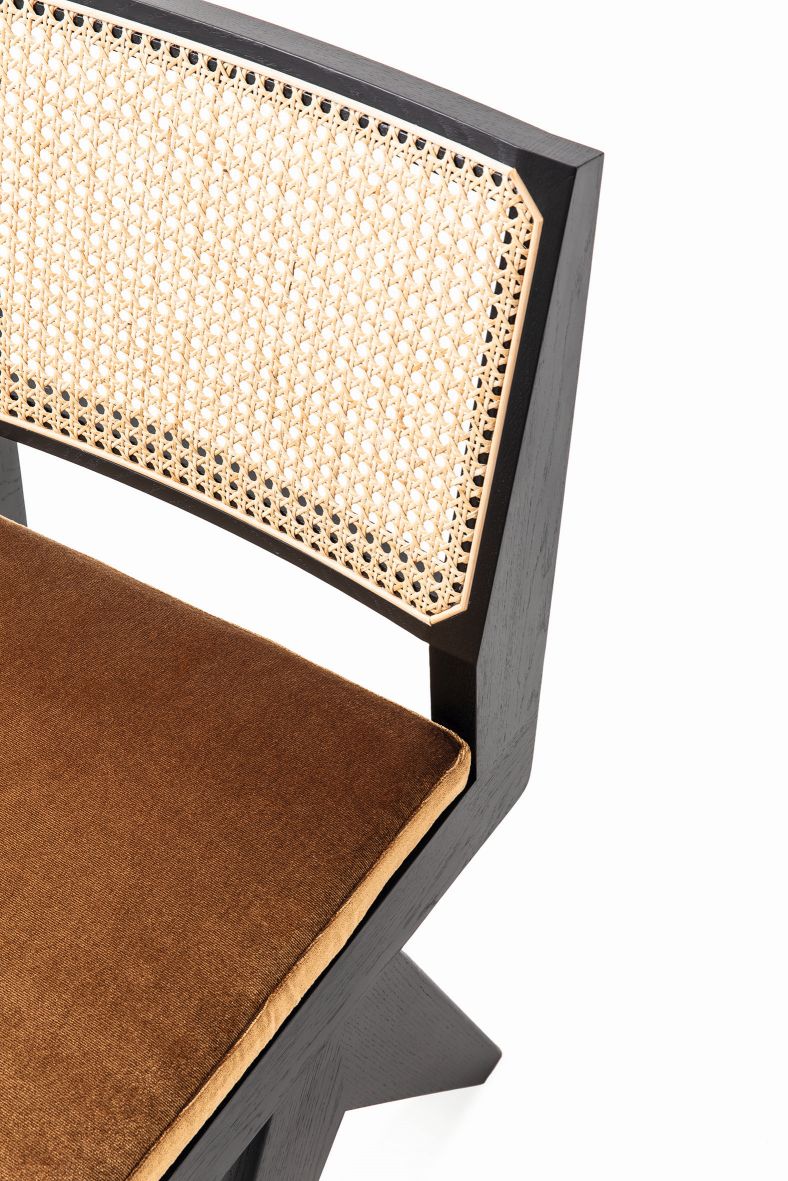 Detailaufnahme: Cassina Capitol Complex Stuhl mit Teakholzrahmen und braunem Sitzpolster.