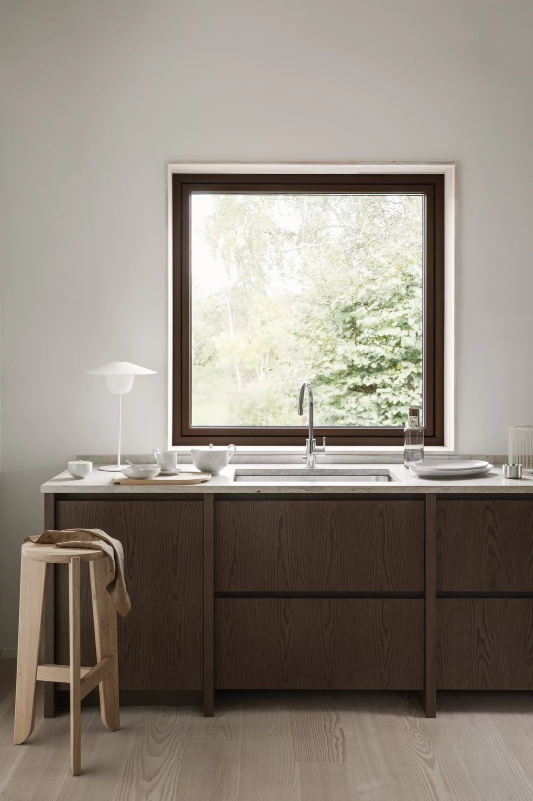 Heller Eli Bar Stool Barhocker von Blomus in moderner Küche mit Spüle und Fenster.
