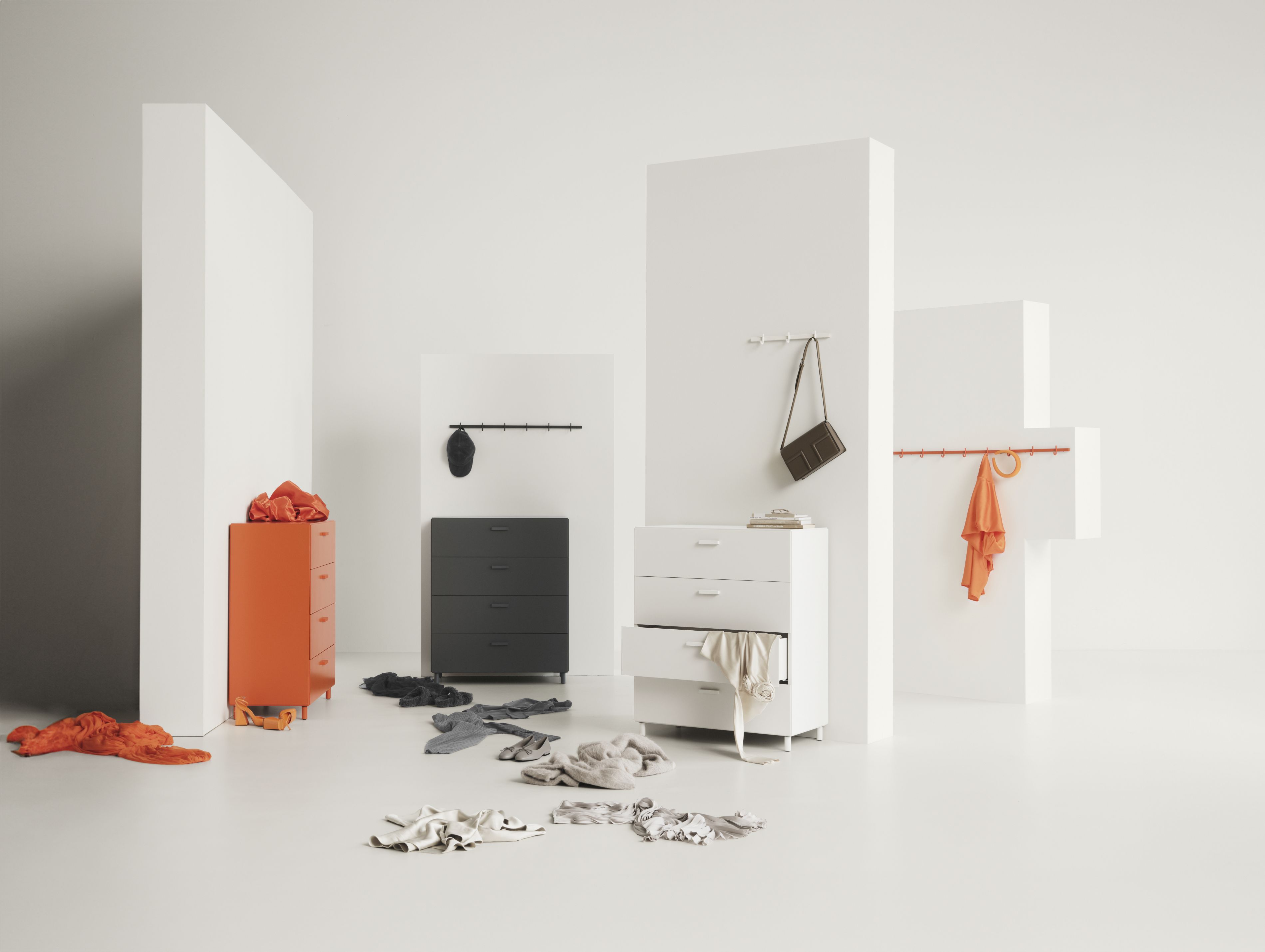 String Furniture Hakenleiste aus Esche, 41cm, mit Kleidung und Accessoires an verschiedenen Haken.