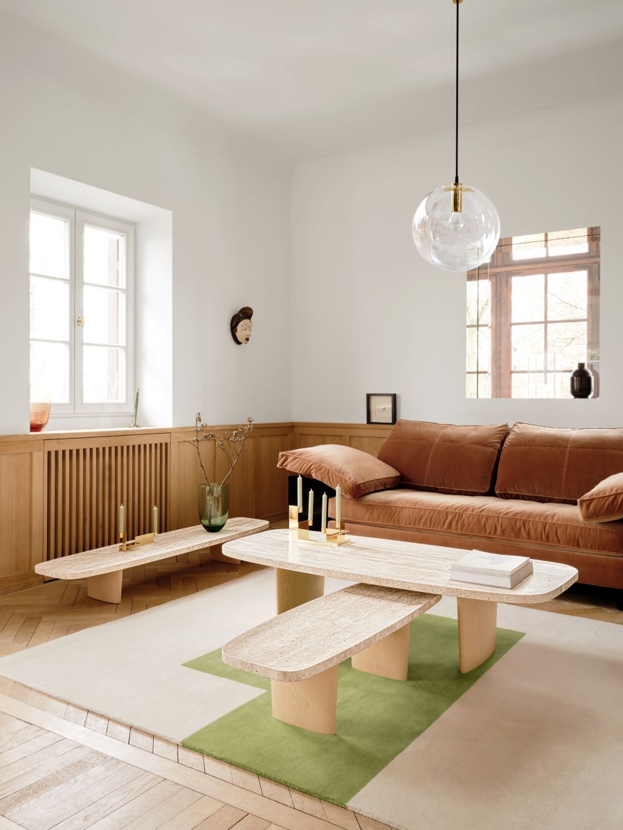 Kilkenny Teppich 300x250cm ClassiCon in modernem Wohnzimmer mit Sofa, Tisch und Pendelleuchte.