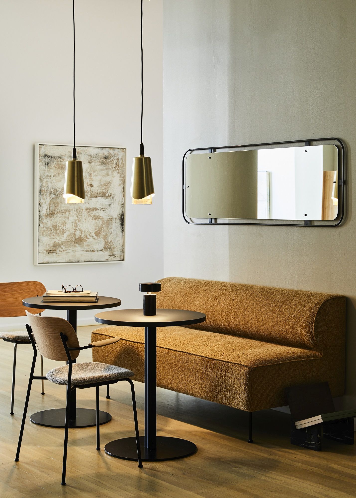 Audo Copenhagen Co Dining Chair Stuhl in hellem Holz und grauem Stoffbezug an Esstisch.