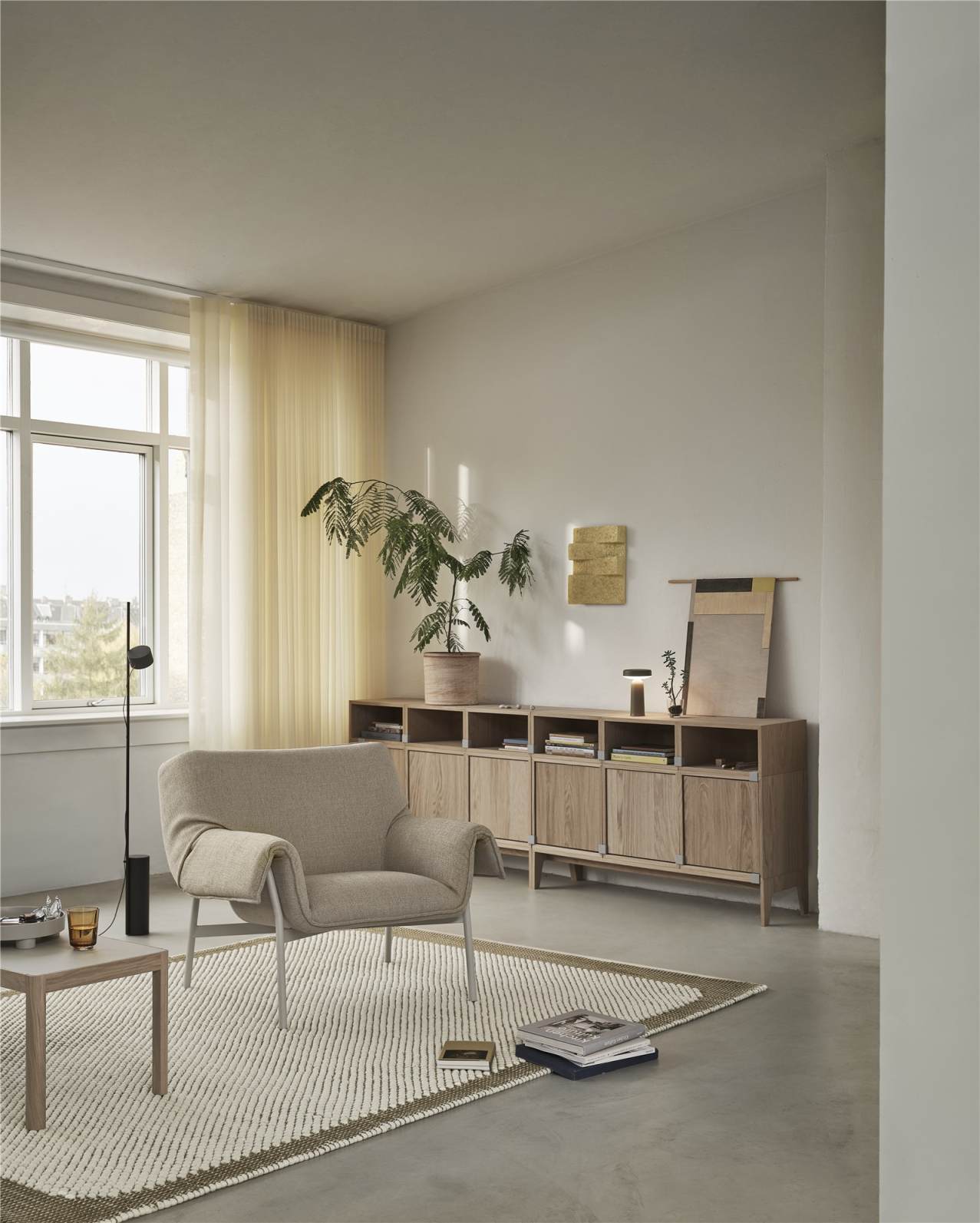 Post vloerlamp van Muuto