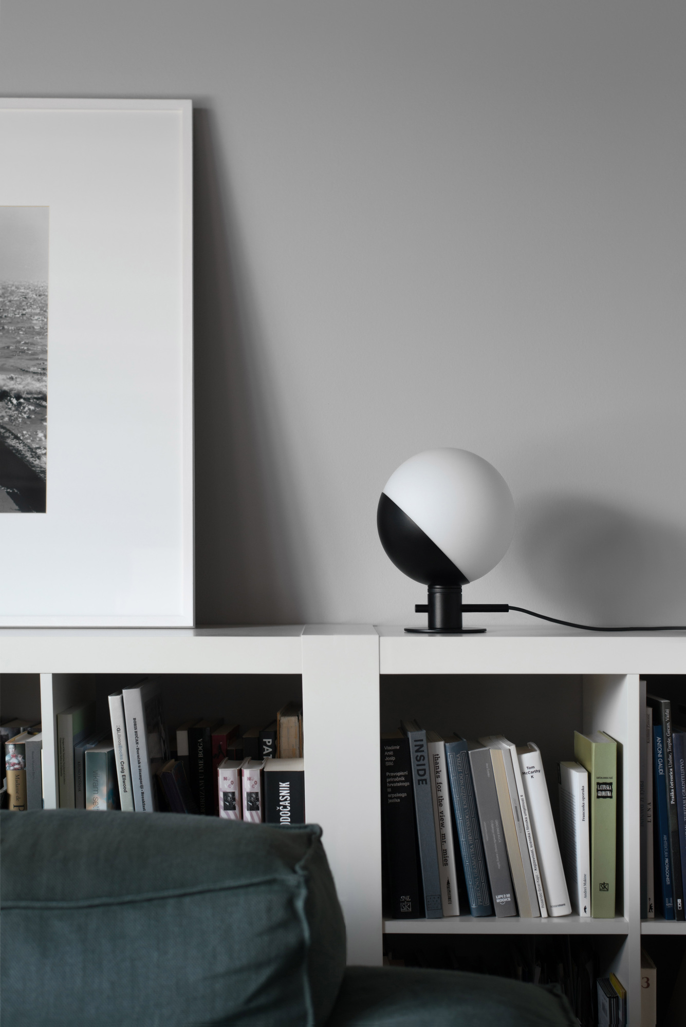 Baluna Lampe: Tischleuchte von Grupa mit weißem Lampenschirm und schwarzem Fuß. Moderne Beleuchtung für Wohnräume.
