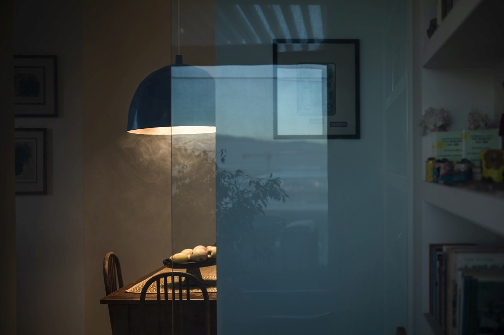 Nahaufnahme der Bump Pendelleuchte von Foscarini über einem Esstisch, modernes Design für Wohnräume.