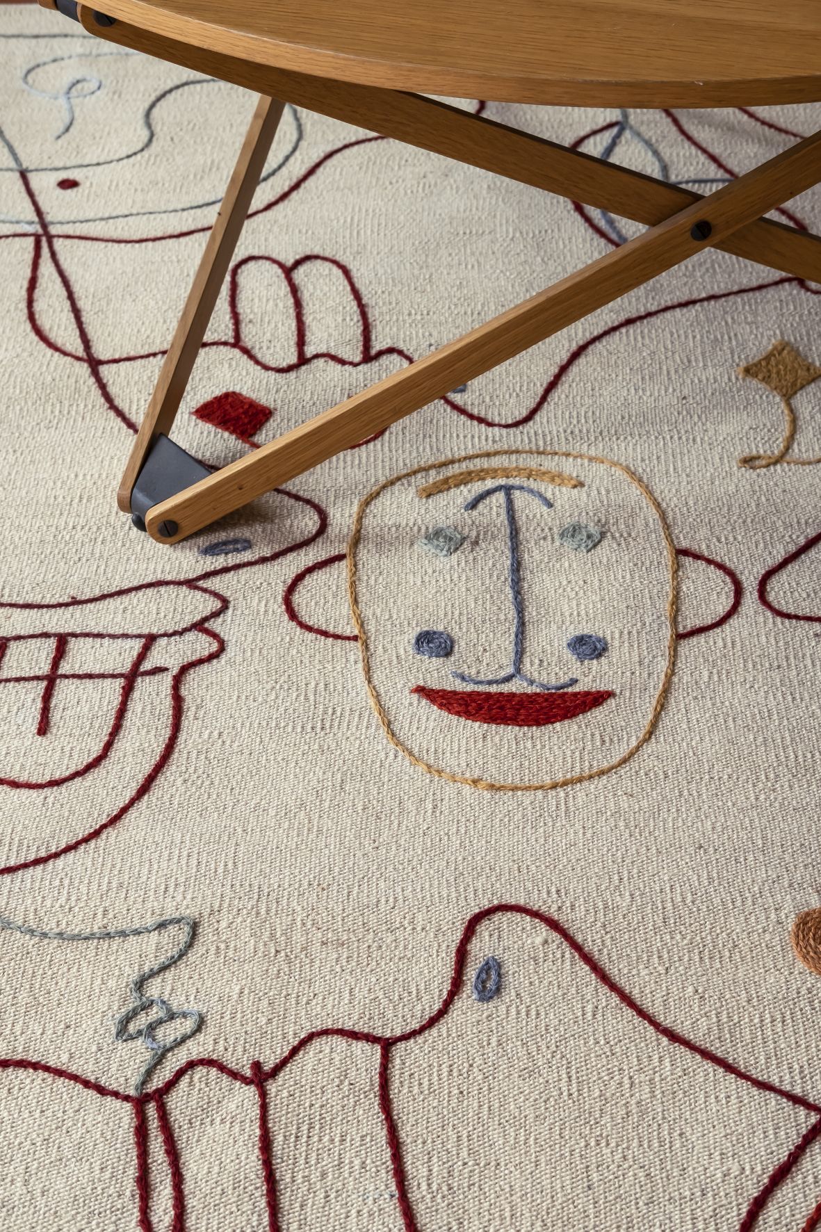 Nanimarquina Silhouette Teppich: Detailansicht des Indoor Teppichs (170x240 cm) mit abstraktem, farbenfrohen Muster.