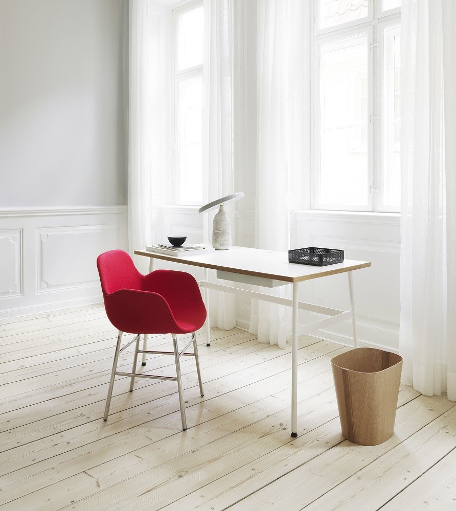Tales of Wood Papierkorb von Normann Copenhagen aus hellem Holz neben einem Schreibtisch im Büro.