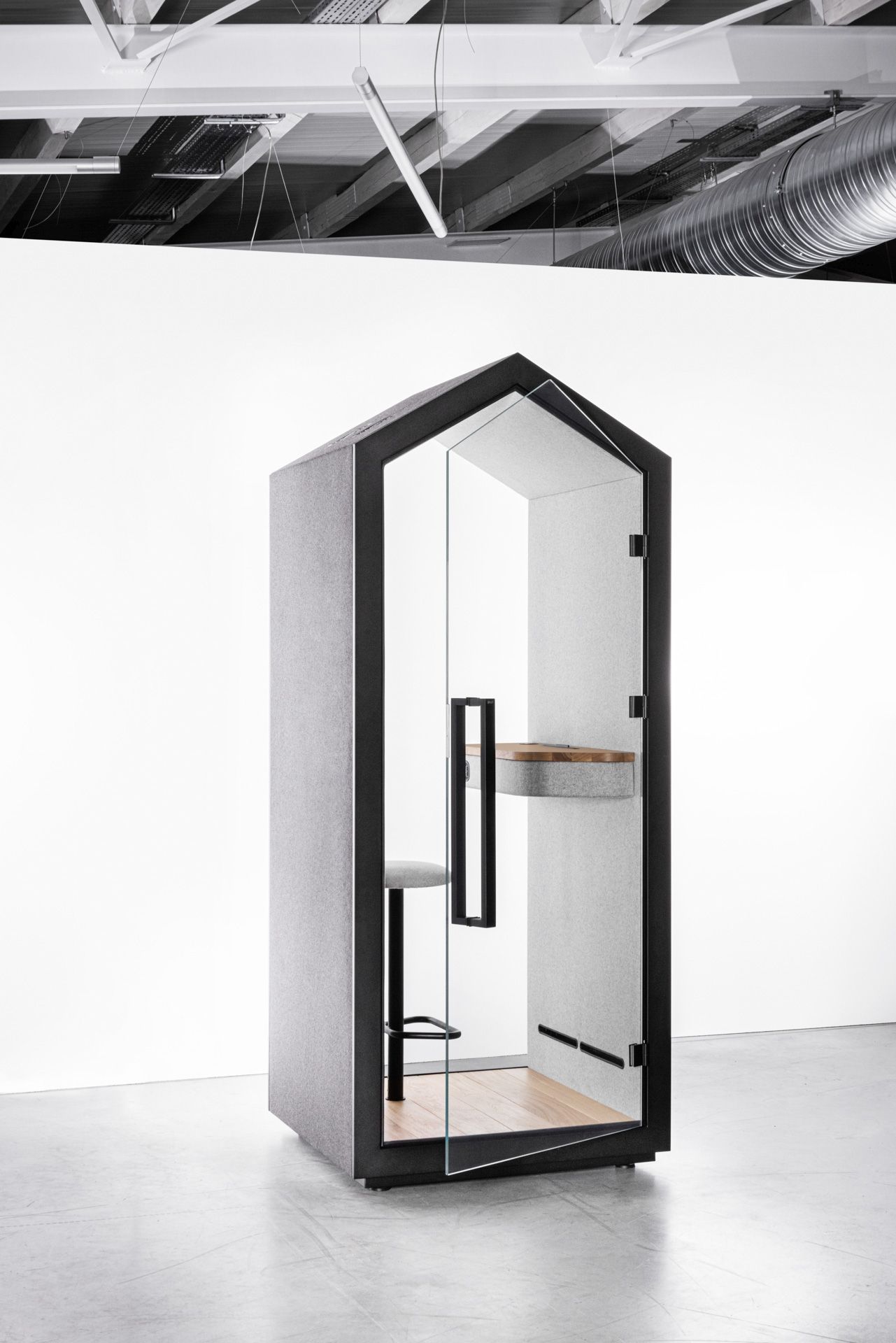 Bejot treehouse THS Akustikkabine mit Glastür, Hocker und Ablage für ungestörtes Arbeiten im Büro.