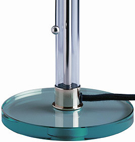Detailaufnahme der WG24 Wagenfeld Tischleuchte von Tecnolumen mit Schweizer Stecker, Fokus auf Glasfuß und verchromtem Gestell.