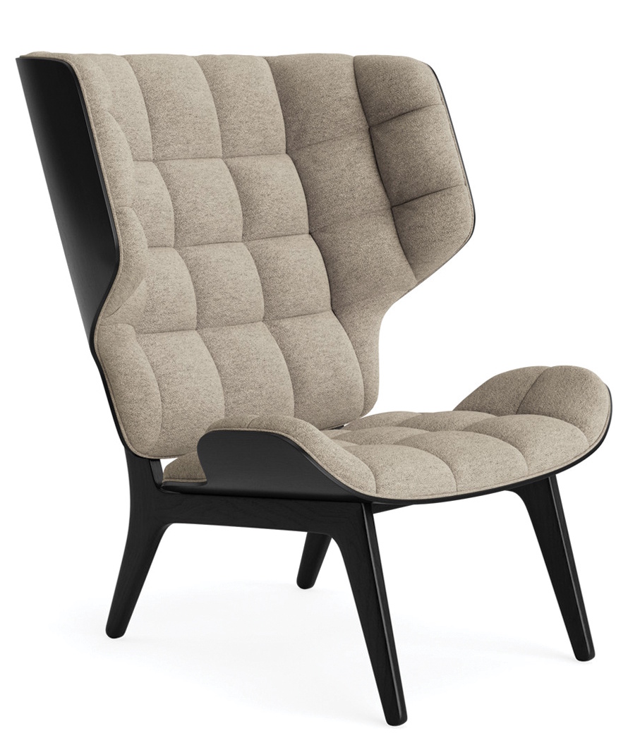 NORR11 Mammoth Chair Sessel mit hellgrauem Stoffbezug und schwarzem Holzgestell, seitliche Perspektive.