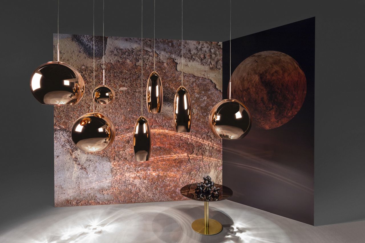 Nahaufnahme von mehreren Tom Dixon Lampen und einem Flash Beistelltisch mit Dekoration im modernen Ambiente.