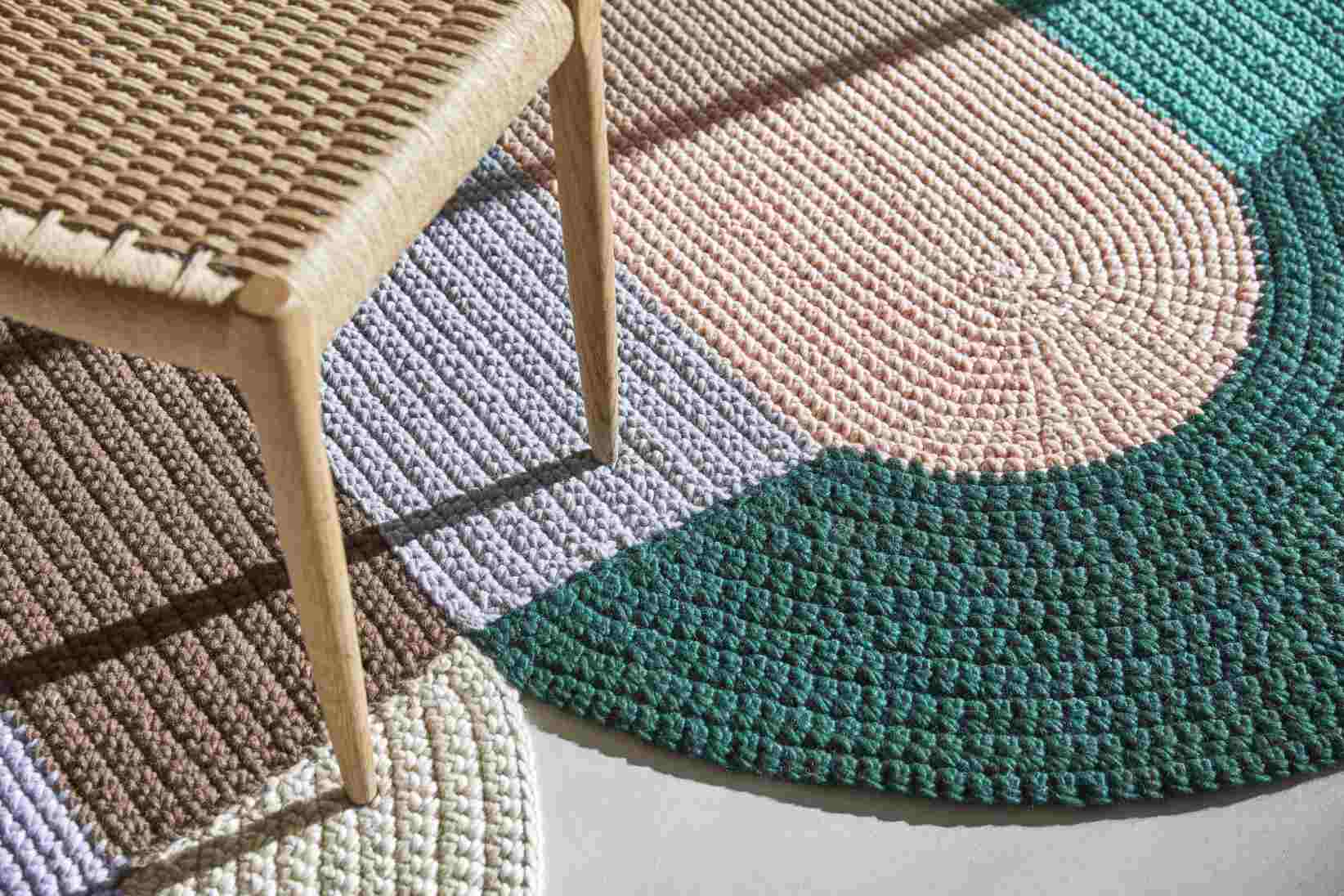 Detailaufnahme des The Crochet Collection Teppichs von Gan, handgefertigt mit bunten Stickereien und einzigartigem Design.