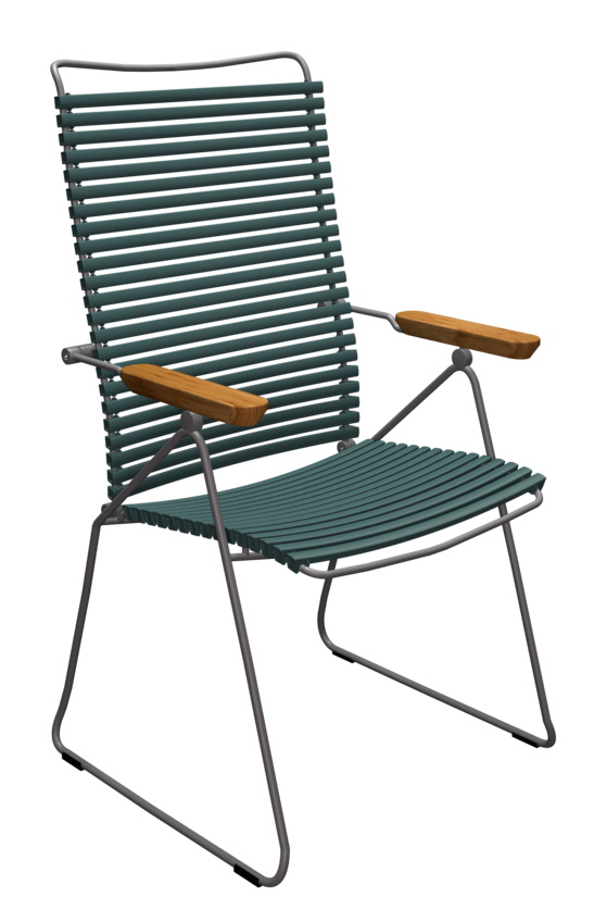 Houe Click Position Chair Outdoor Sessel mit Armlehnen aus Bambus und dunkelgrünen Lamellen.