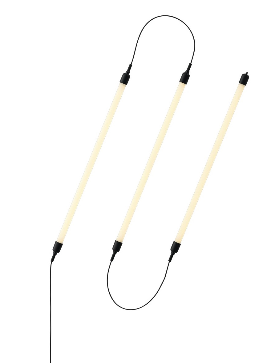 Fine Wall Ceiling Lamp Wandleuchte von Muuto, minimalistische LED-Röhren mit schwarzem Kabel.