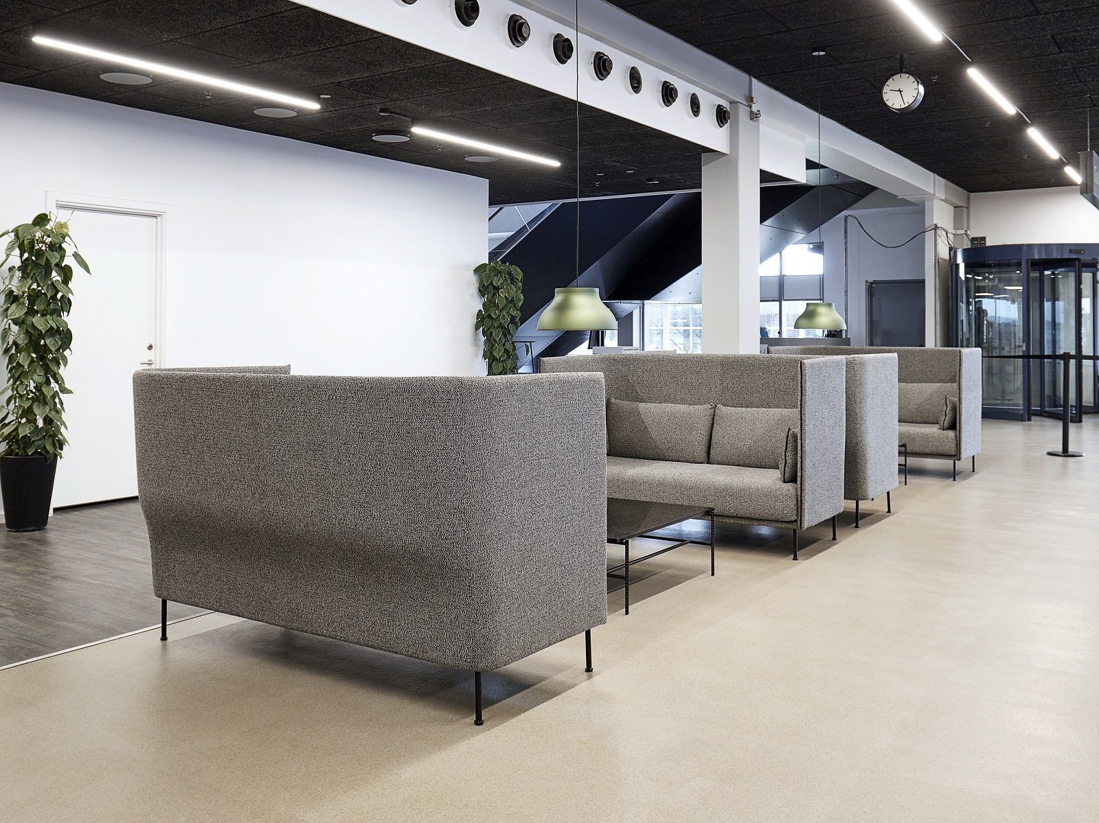 Graues Silhouette Sofa 2-Sitzer High Back von Hay im modernen Büro-Wartebereich. Bequeme Sitzgelegenheit mit hoher Rückenlehne.