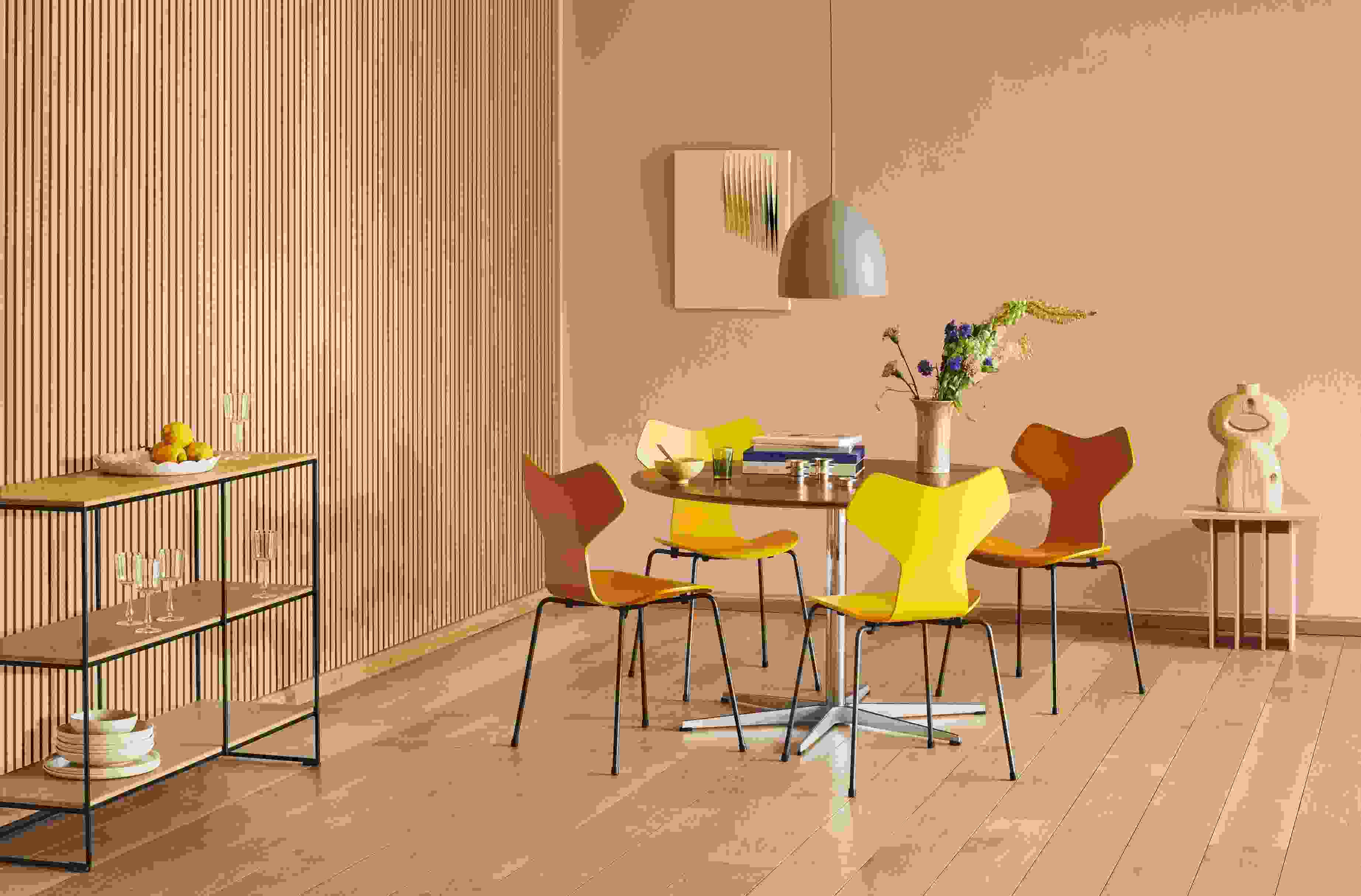 Esszimmer mit rundem Tisch und vier bunten Grand Prix Stühlen von Fritz Hansen, modernes skandinavisches Design.