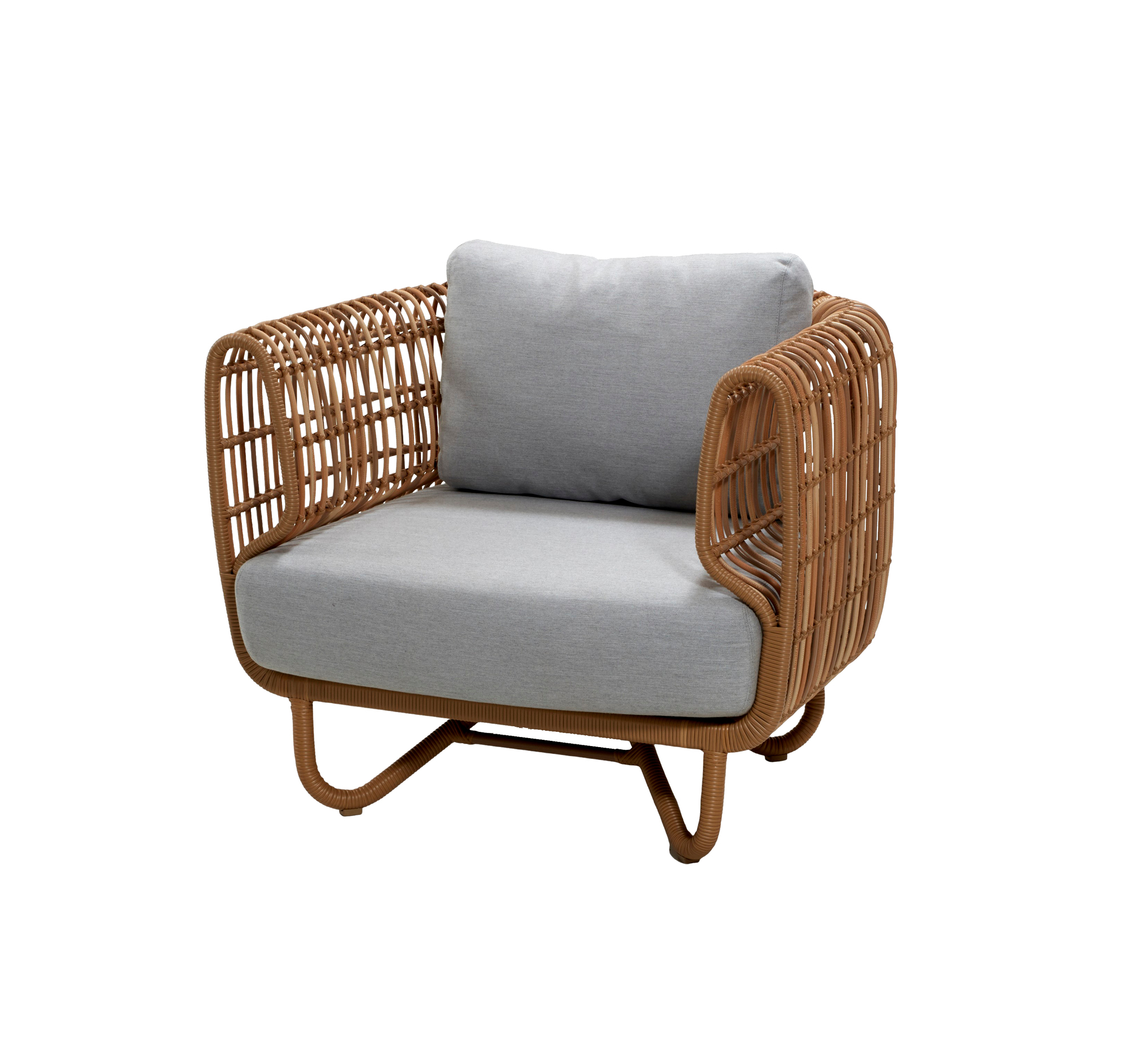 Nest Loungesessel von Cane-Line für den Außenbereich, Rattanoptik mit grauen Kissen für Garten und Terrasse.