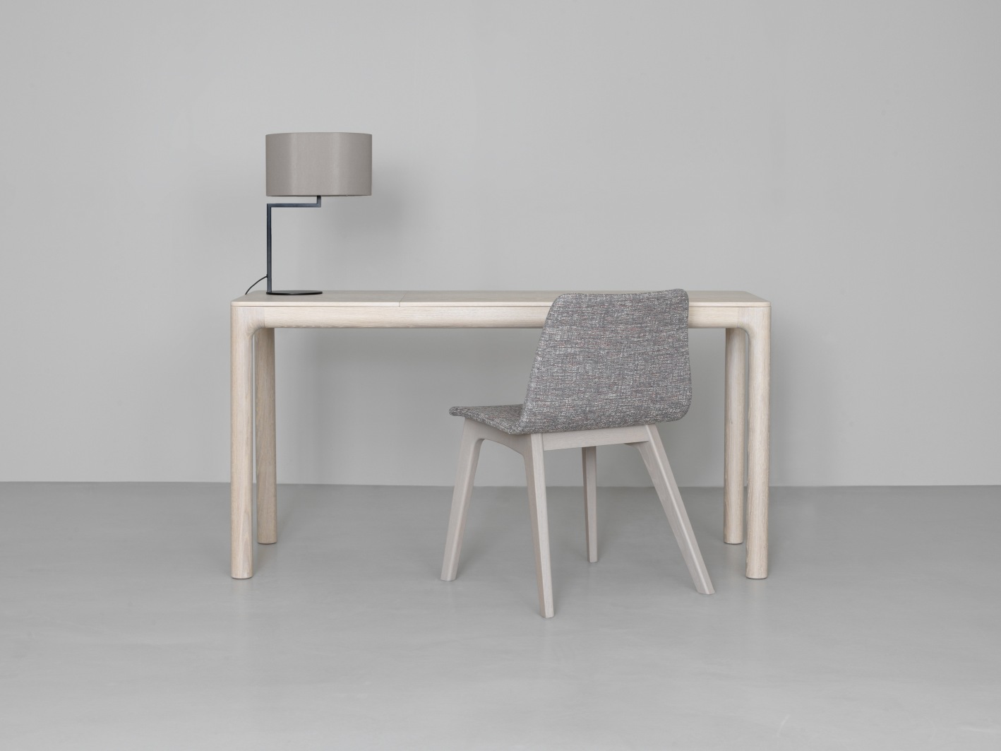 Morph Plus Holzstuhl von Zeitraum mit grauem Stoffbezug am Schreibtisch mit Lampe.