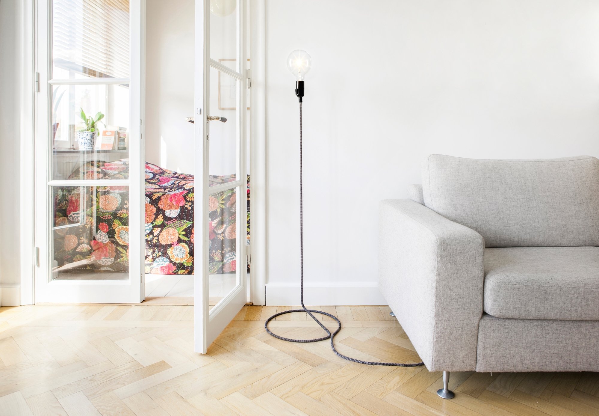 Schwarze Cord Lamp Stehleuchte von Design House Stockholm, Höhe 130 cm, im modernen Wohnzimmer.