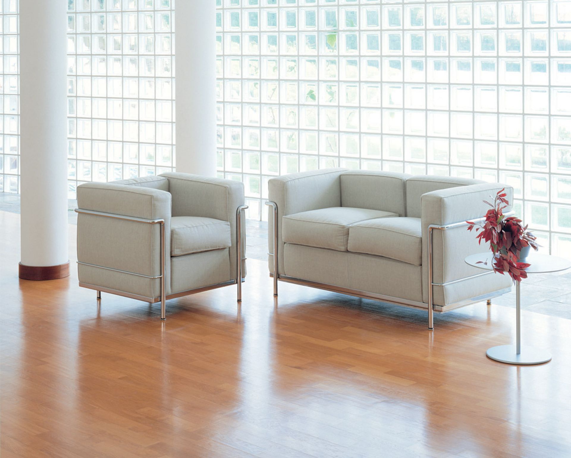 Beige Ledersofa und Sessel mit Chromgestell, modernes Wohnzimmer-Design für stilvolles Wohnen.