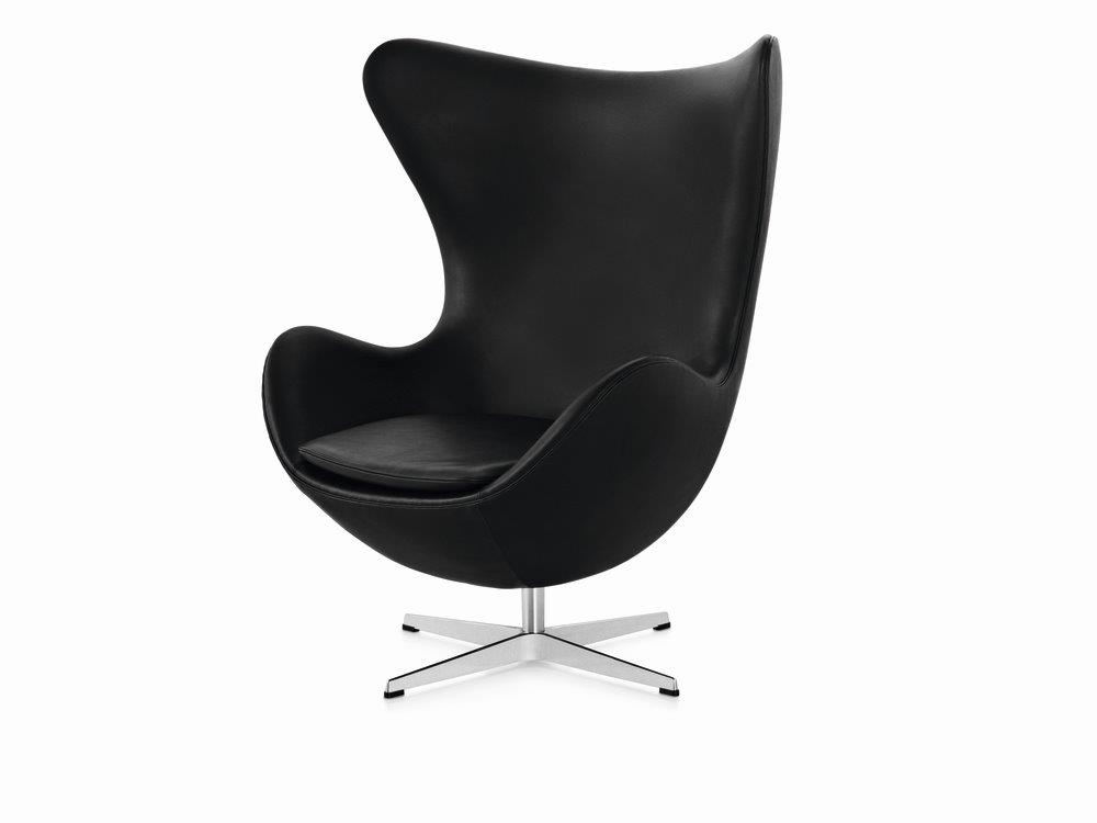 Schwarzer Egg Chair Sessel von Fritz Hansen mit Lederbezug und Drehfuß aus Aluminium.