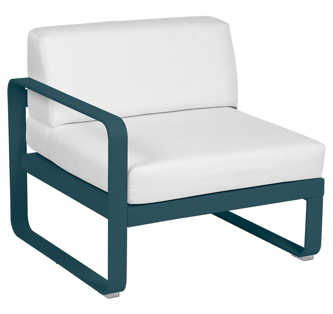 Bellevie 1-Sitzer Modul Outdoor Sofa von Fermob mit Armlehne links, blauem Rahmen und weißen Kissen.