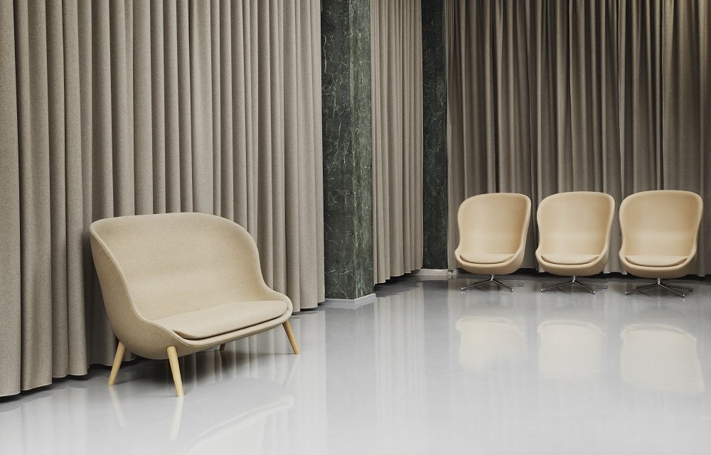 Hyg Lounge Chair High Swivel Sessel von Normann Copenhagen in Beige mit Holzbeinen und Drehgestell.