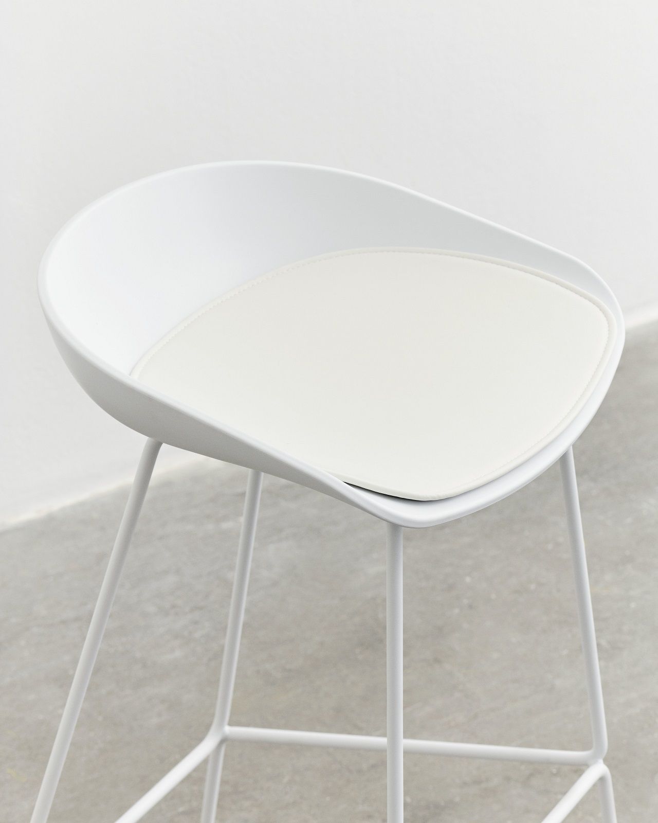 Weißer About a Stool Barhocker mit passendem Sitzkissen für mehr Komfort und Stil.