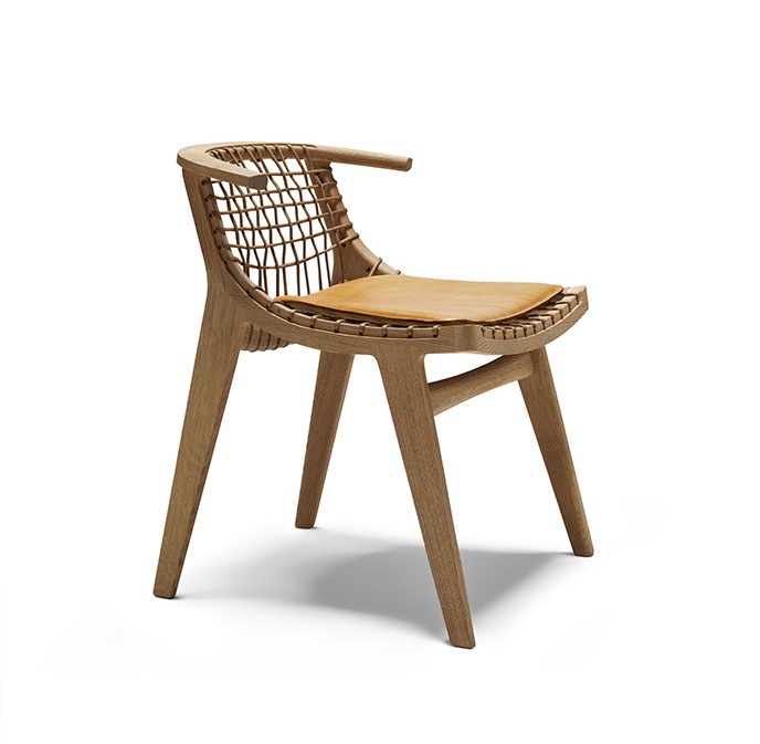 Klismos Hocker von Knoll International mit Filzgleitern, Holzrahmen und Lederkissen. Design Hocker.