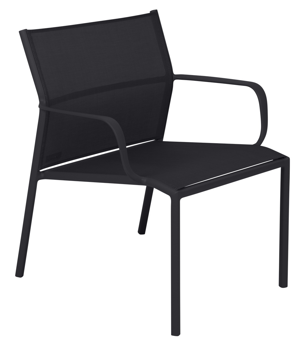 Schwarzer Cadiz Sessel von Fermob für den Außenbereich, moderner Loungesessel mit Armlehnen und minimalistischem Design.