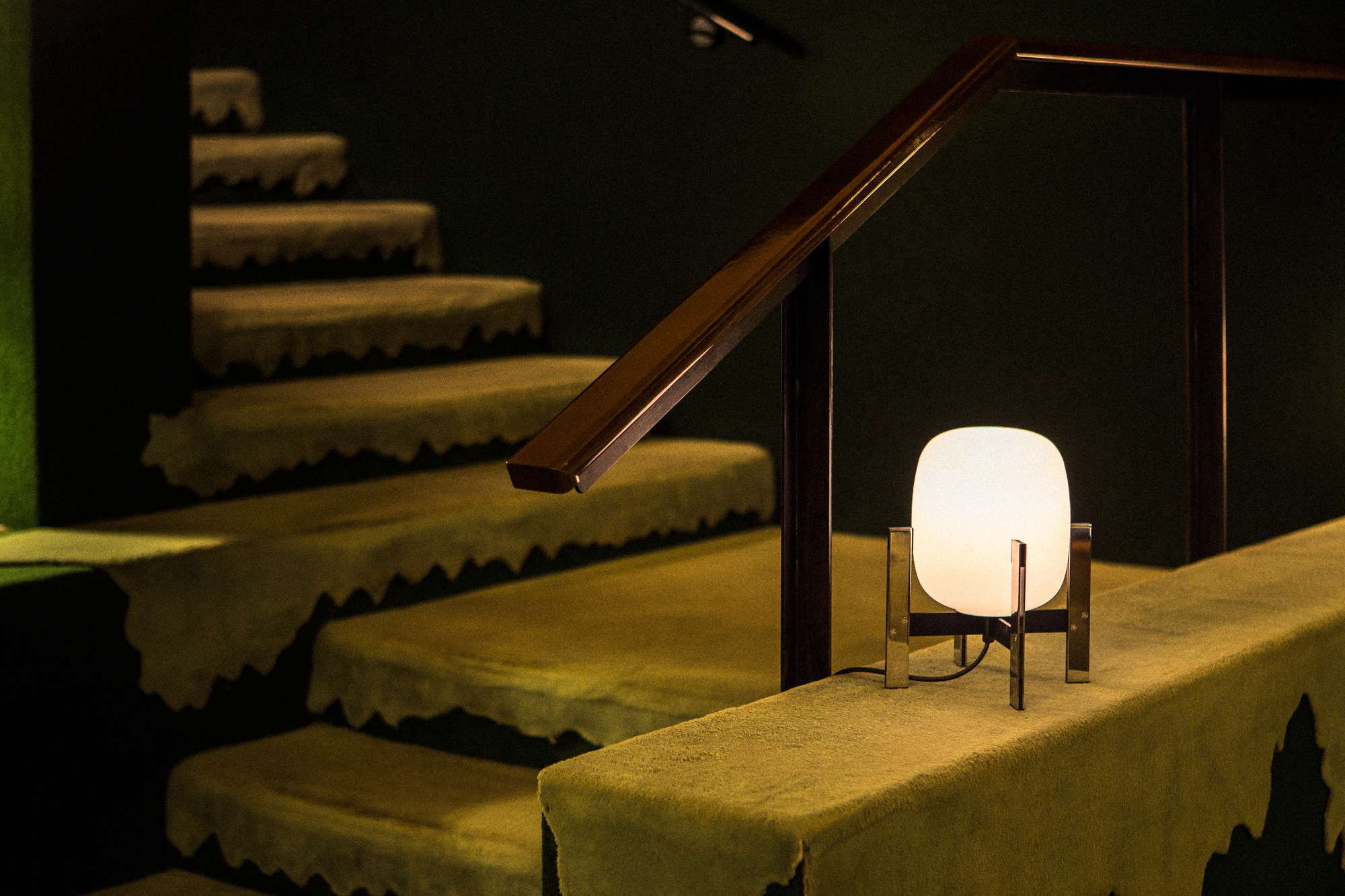 Nahaufnahme der Cestita Metálica Tischleuchte von Santa & Cole, eine moderne Tischlaterne mit warmem Licht.