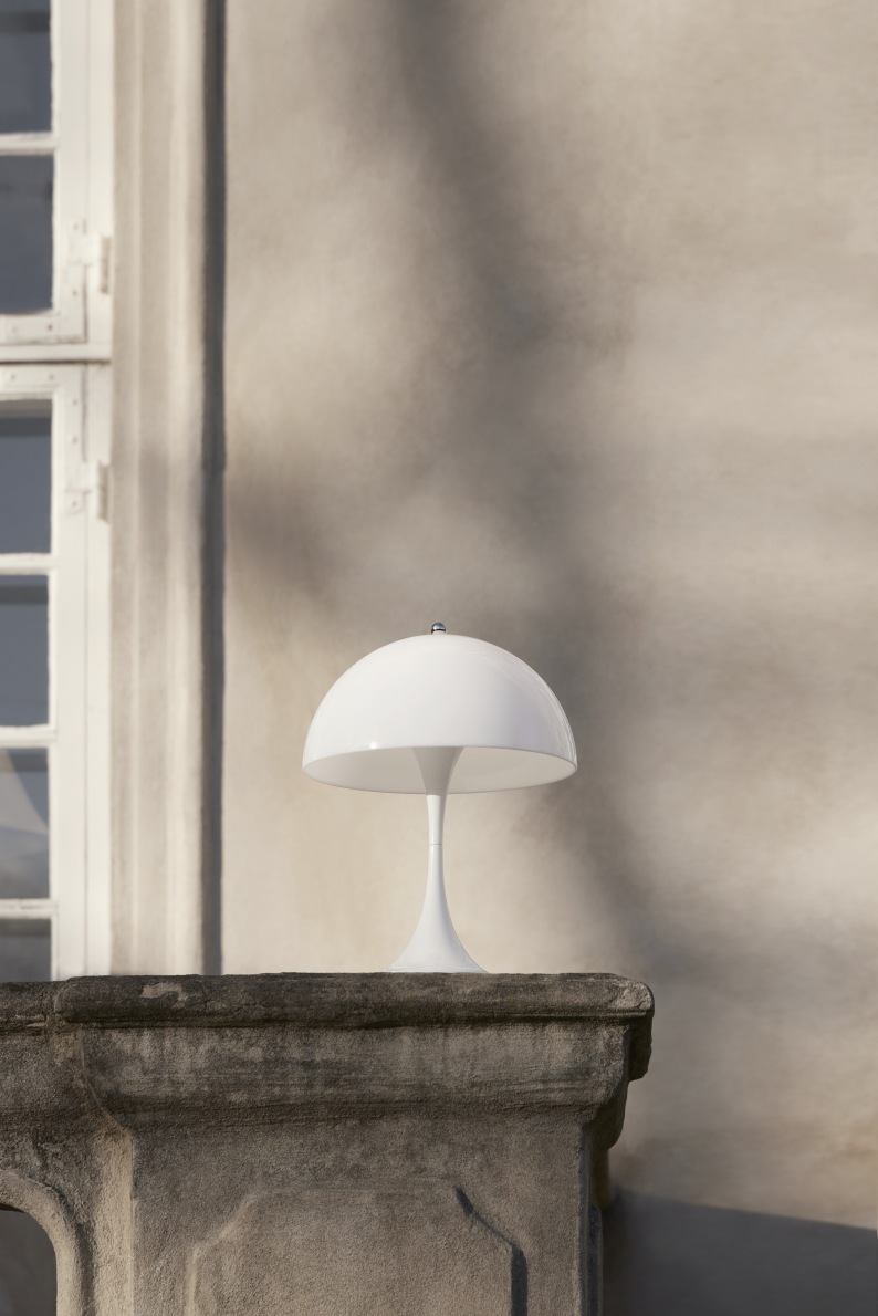 Weiße Panthella 250 Portable LED-Tischleuchte von Louis Poulsen, geeignet für drinnen und draußen.