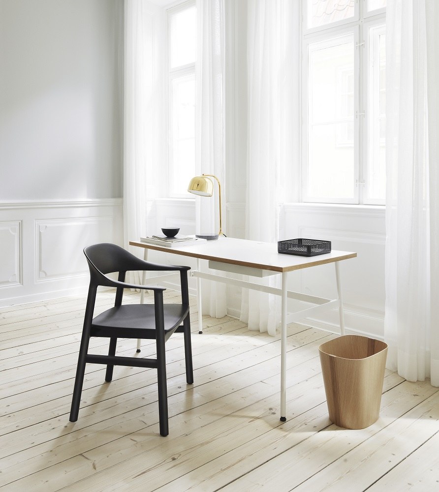 Tales of Wood Papierkorb von Normann Copenhagen aus hellem Holz im modernen Büroambiente.