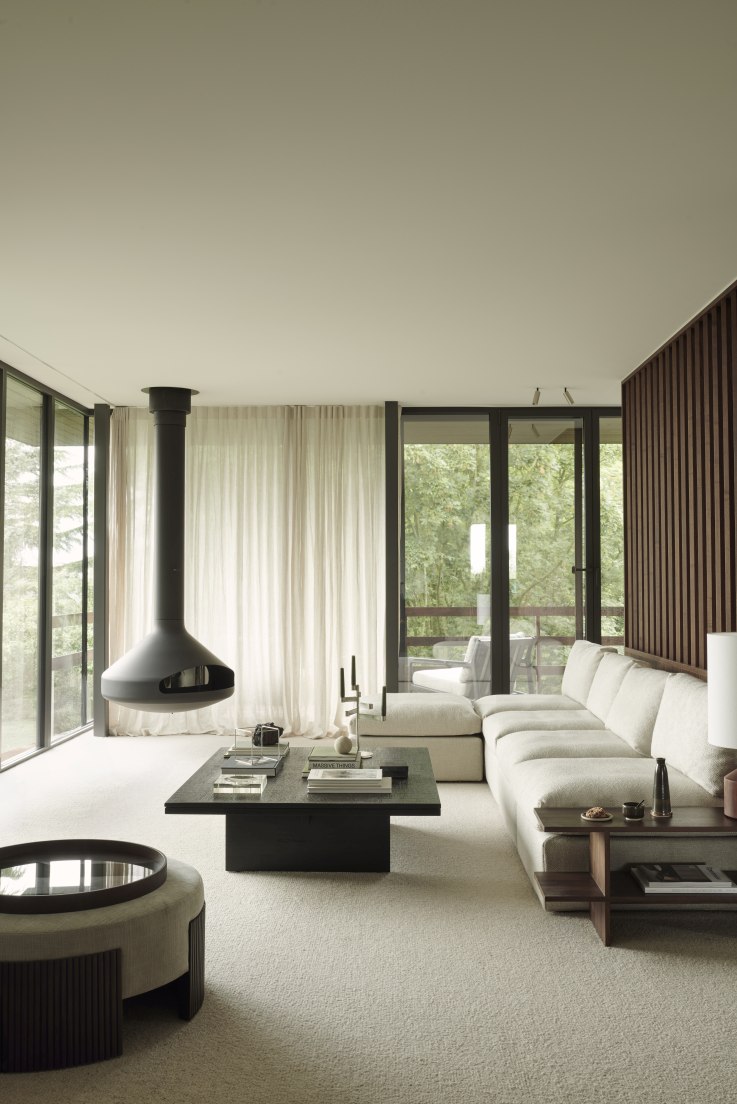 Wohnzimmer Interieur mit Ethnicraft Kabuki Beistelltisch aus Holz neben einem modernen Sofa und Couchtisch.