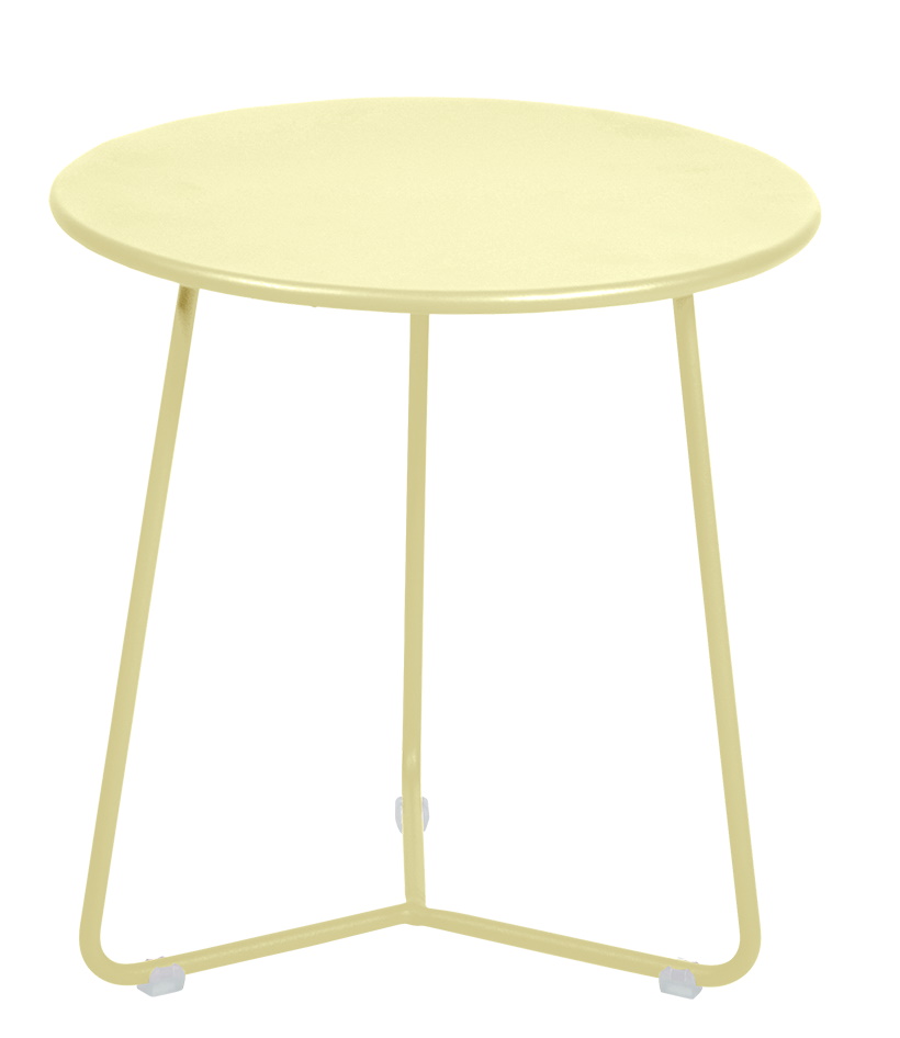 Cocotte Beistelltisch Outdoor in Rosmarin: Runder, gelber Gartentisch aus Metall mit filigranem, dreibeinigem Untergestell.