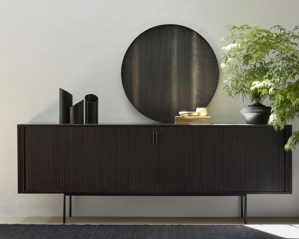 Roller Max Anrichte von Ethnicraft: Schwarzes Teakholz Sideboard mit zwei Türen und minimalistischem Design.