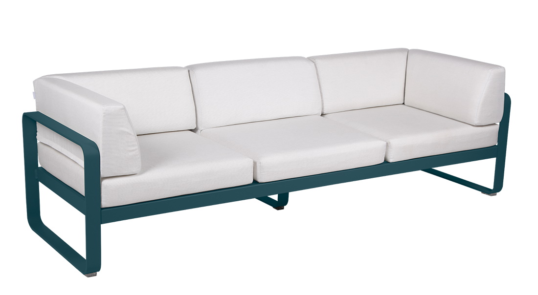 Fermob Bellevie 3-Sitzer Outdoor Sofa mit petrolfarbenem Aluminiumrahmen und weißen Polsterkissen, für Garten und Terrasse.