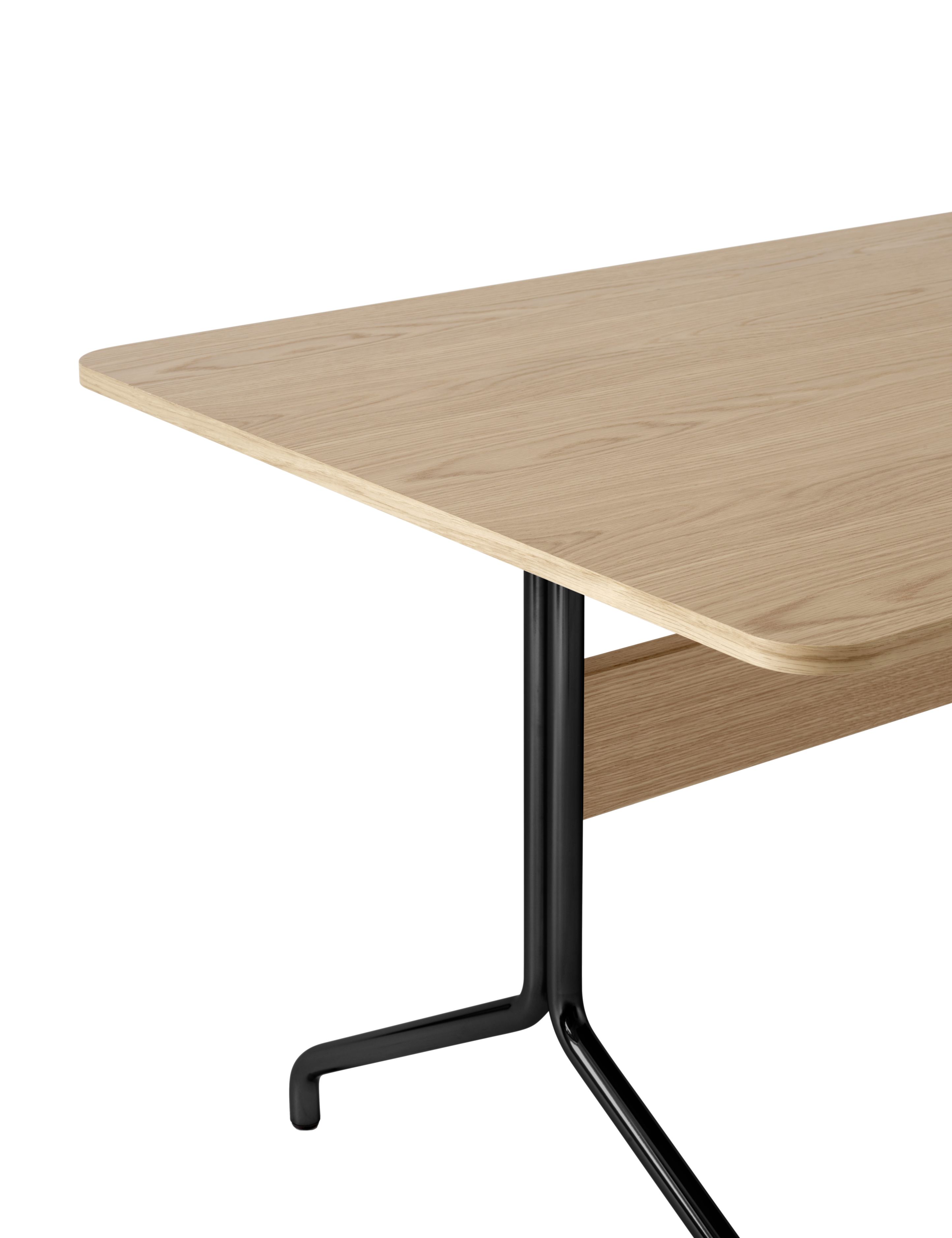 AndTradition Pavilion Tisch AV18 aus Eiche mit schwarzem Stahlgestell, Detailaufnahme der Tischplatte und Beine.