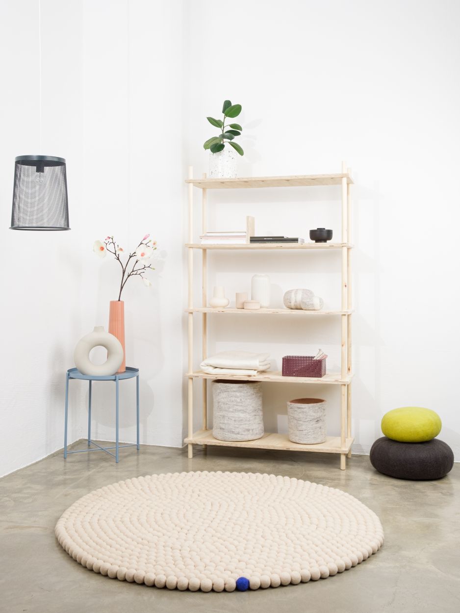 Beiger, runder Filzteppich "Big One" von myfelt (Ø 160 cm) im modernen Wohnraum.