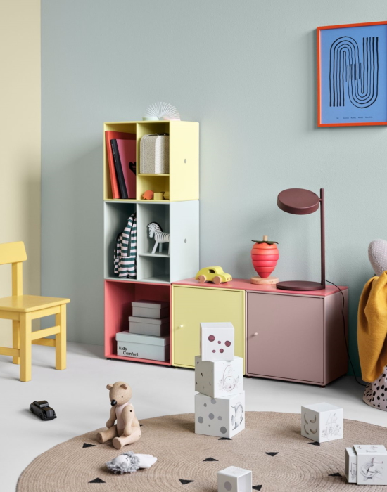 Farbenfrohes modulares Kinderzimmerregal aus Würfeln mit Spielzeug und Dekoration, ideal zur Aufbewahrung und Organisation.