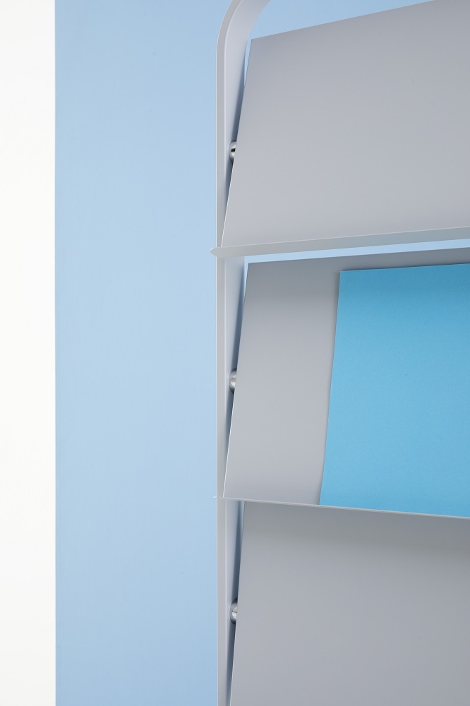 Detailaufnahme des Cascando Focus Prospekthalters in Grau mit blauer Broschüre, ideal für Büro und Wartezimmer.