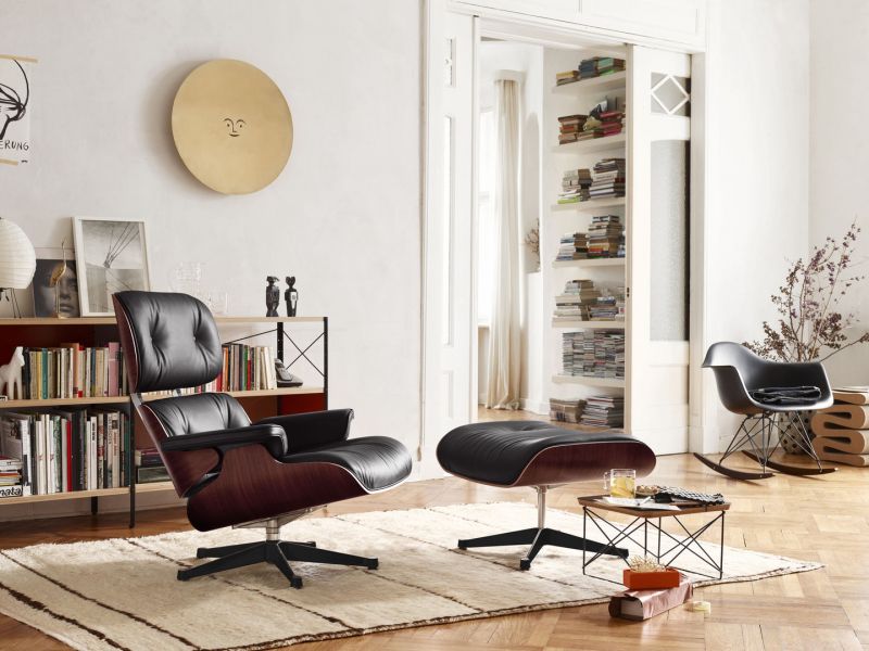 Eames Lounge Chair mit Ottoman in schwarzem Leder und Walnussholz, klassisches Designmöbel für Wohnzimmer.