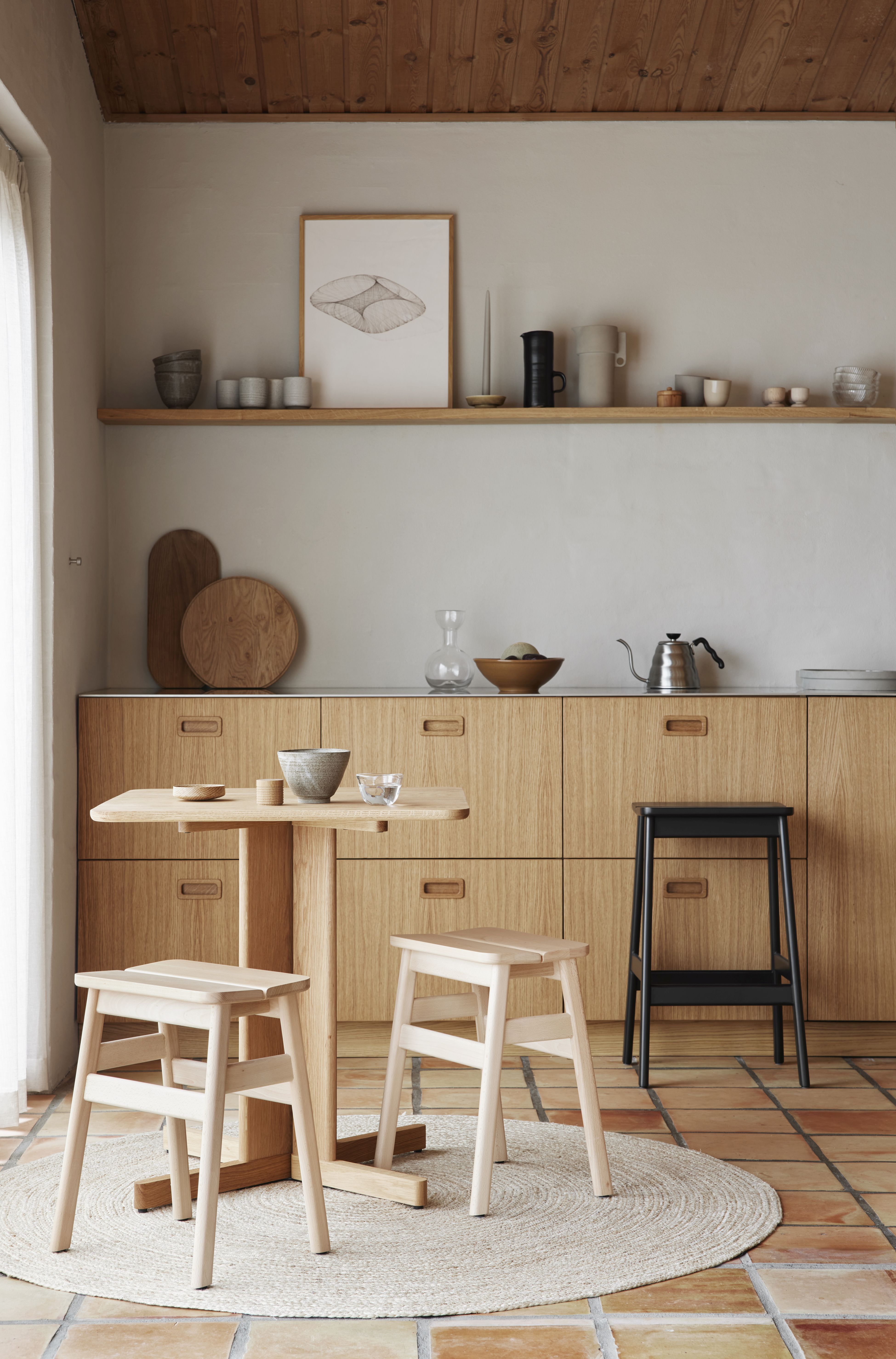 Angle Standard Hocker von Form & Refine in heller Holzausführung in einer modernen Küche.
