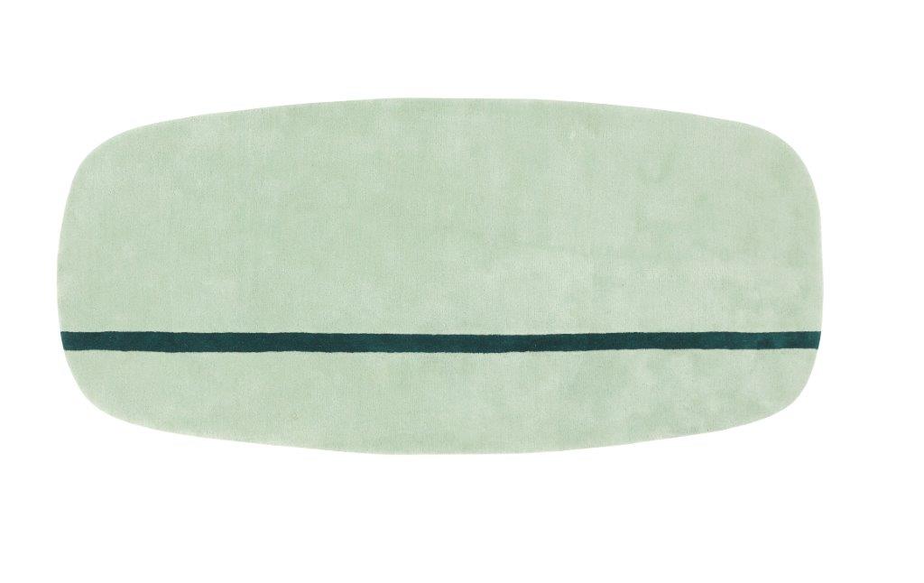 Oona Teppich von Normann Copenhagen, hellgrüner Wollteppich mit dunkelgrünem Streifen, rechteckig mit abgerundeten Ecken.