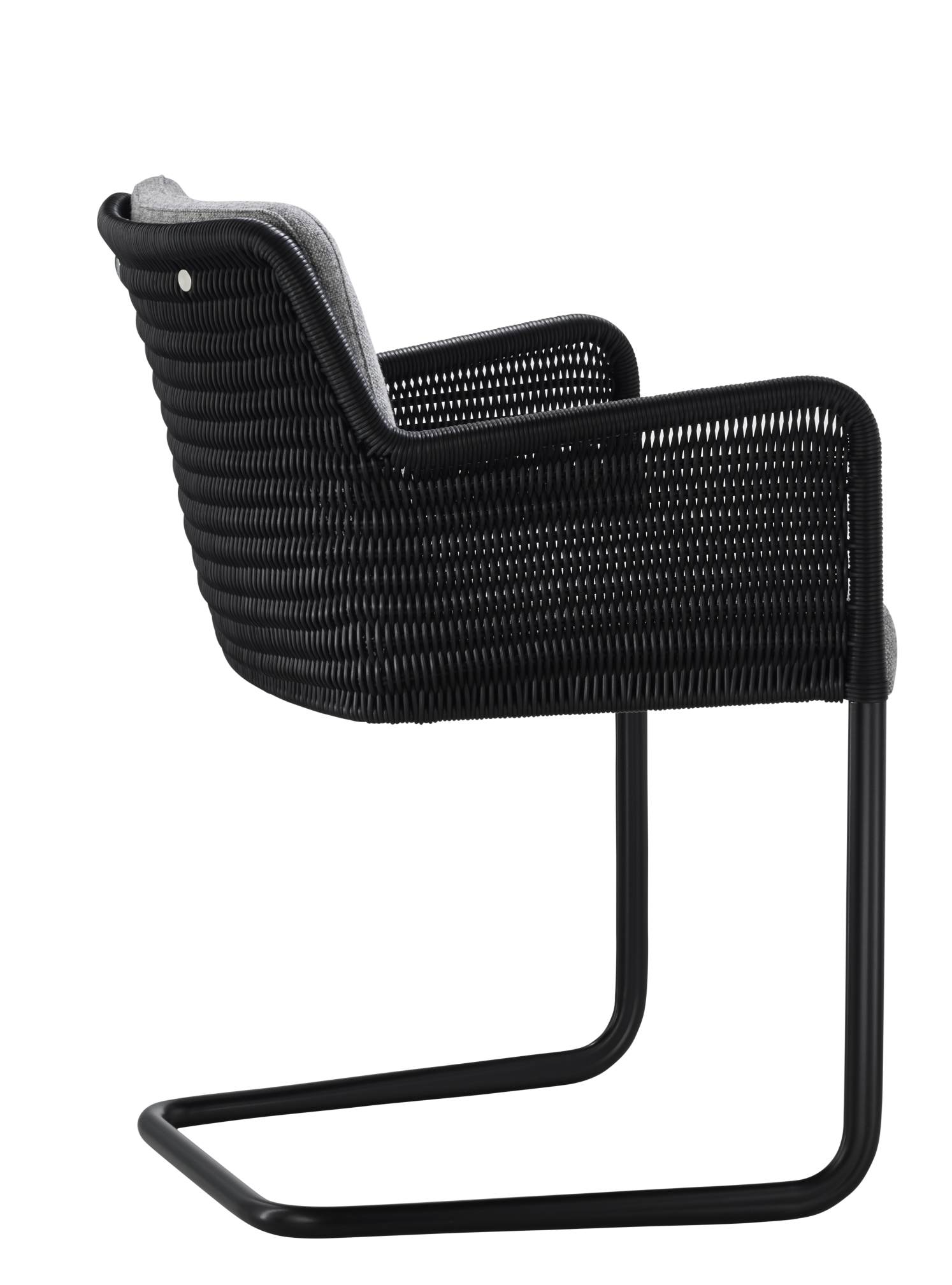 Schwarzer D43 Kragstuhl Freischwinger Tecta mit Rattan Geflecht und grauem Sitzkissen, Seitenansicht. Design Stuhl für Wohnzimmer.