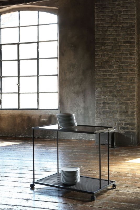 Schwarzer Servierwagen mit Glasablagen und Tellern, ideal für Küche und Esszimmer, modernes Design.