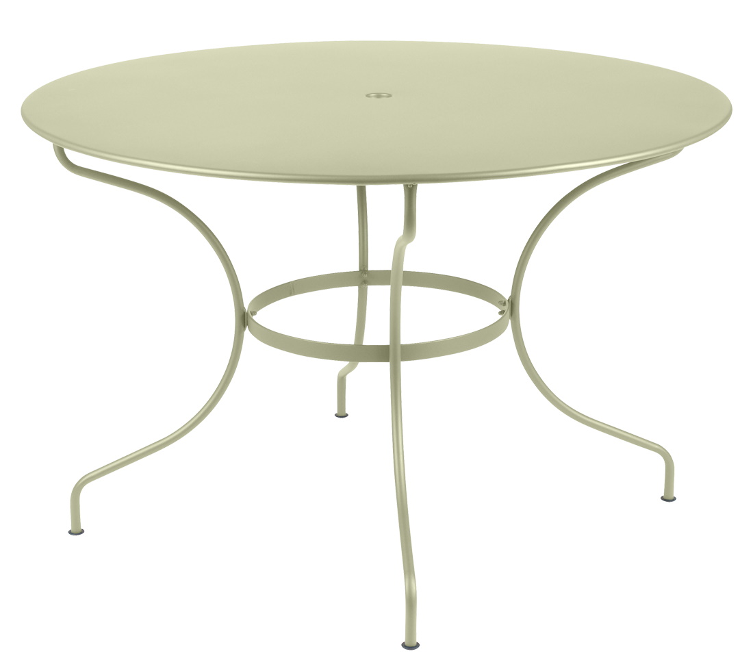 Runder, hellgrüner Opéra+ Gartentisch von Fermob, ideal für den Außenbereich, mit filigranem Metallgestell.