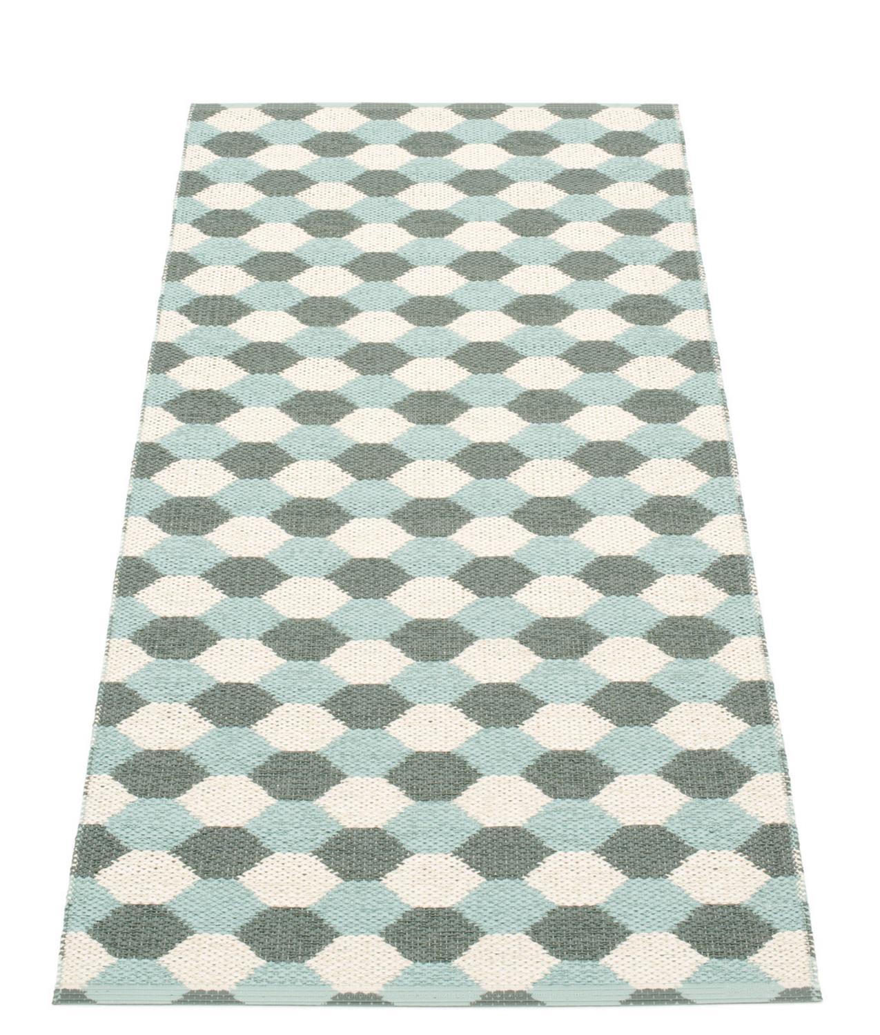 Dana Kunststoffteppich 70x160 army von Pappelina mit grafischem Muster in Grün, Blau und Weiß.