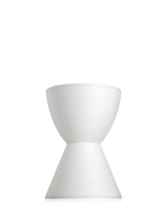 Prince AHA Hocker von Kartell, taubengrau, im modernen Design, ideal als Sitzgelegenheit oder Beistelltisch.