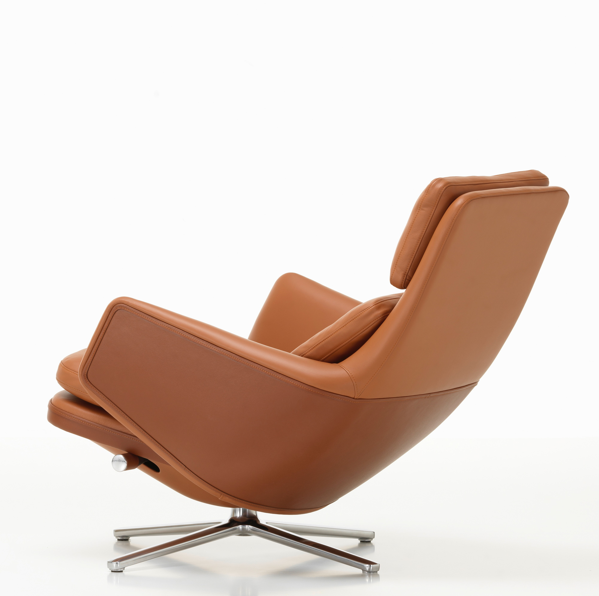 Grand Relax Sessel von Vitra in braunem Leder, Ansicht von hinten, mit Drehfuß aus poliertem Aluminium.