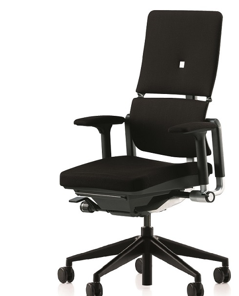 Schwarzer Steelcase Please Drehstuhl mit hoher Rückenlehne und verstellbaren Armlehnen, ergonomischer Bürostuhl für gesundes Sitzen.